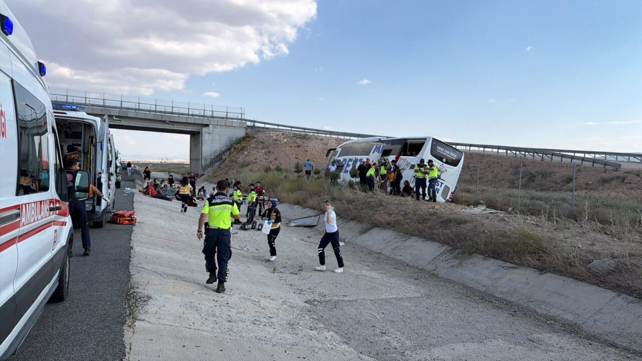 AKSARAY (AA) – Aksaray'da yolcu otobüsünün yoldan çıkması sonucu ilk
