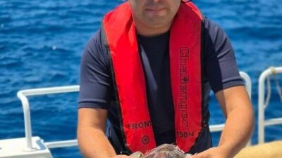 ANTALYA (AA) – Antalya'nın Alanya ilçesinde denizde çuvala dolanan caretta