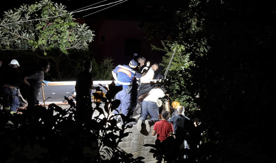 ANTALYA (AA) – Antalya'nın Alanya ilçesinde elektrik direğindeki arızayı gidermeye