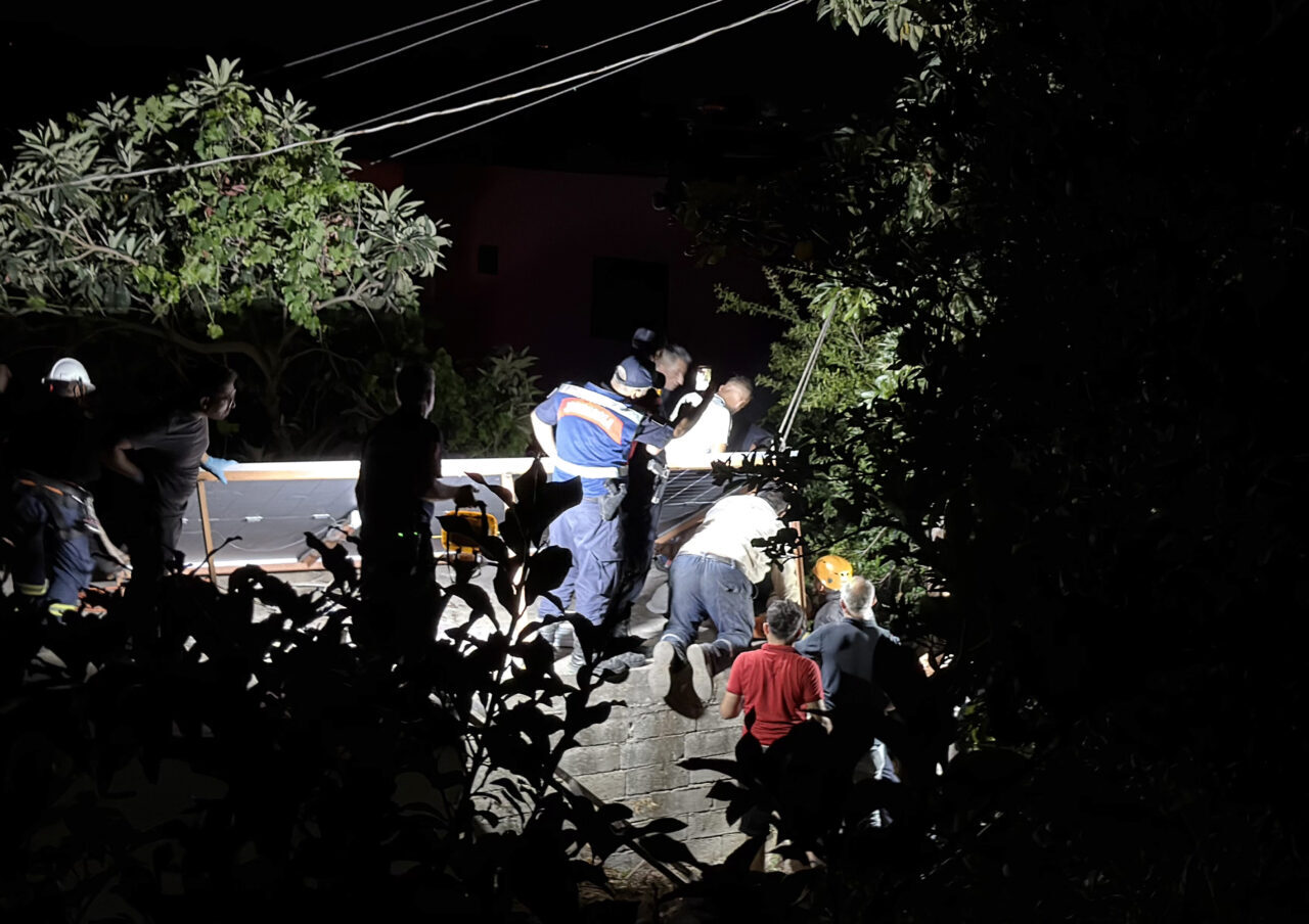 ANTALYA (AA) – Antalya'nın Alanya ilçesinde elektrik direğindeki arızayı gidermeye
