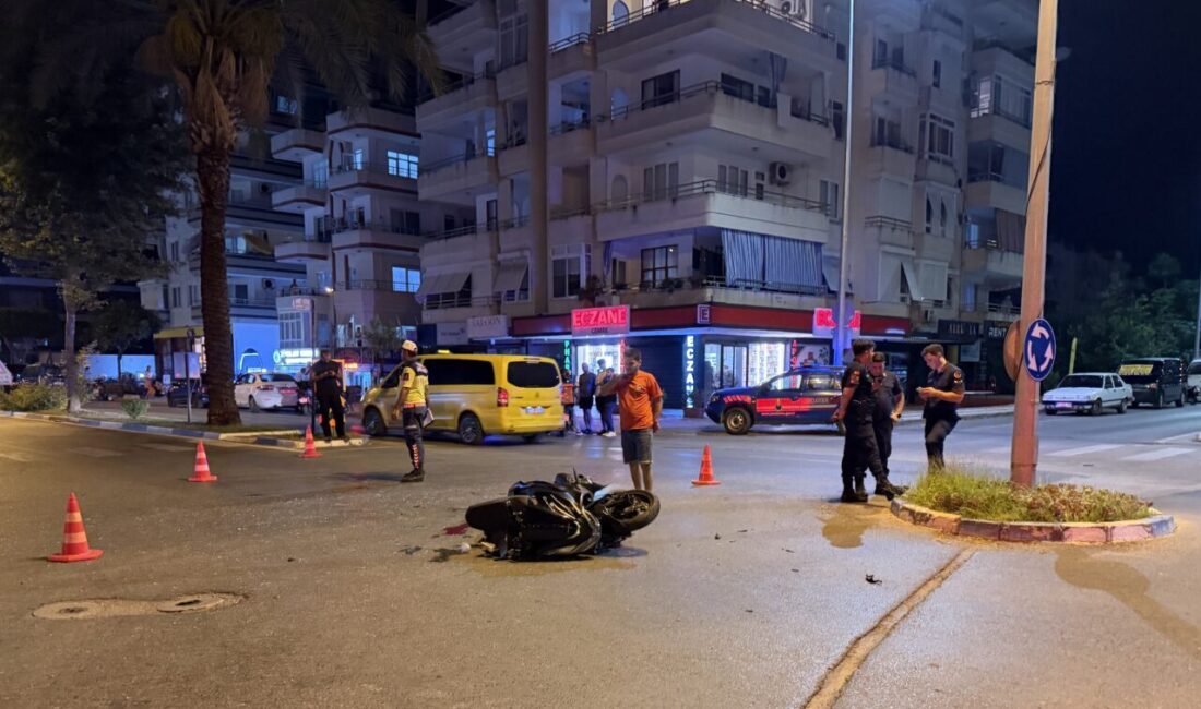 ANTALYA (AA) – Antalya'nın Alanya ilçesinde hafif ticari araçla çarpışan