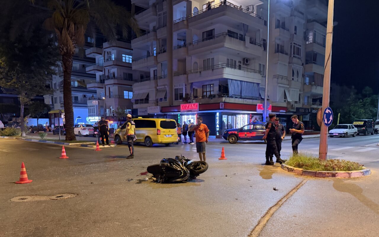 ANTALYA (AA) – Antalya'nın Alanya ilçesinde hafif ticari araçla çarpışan