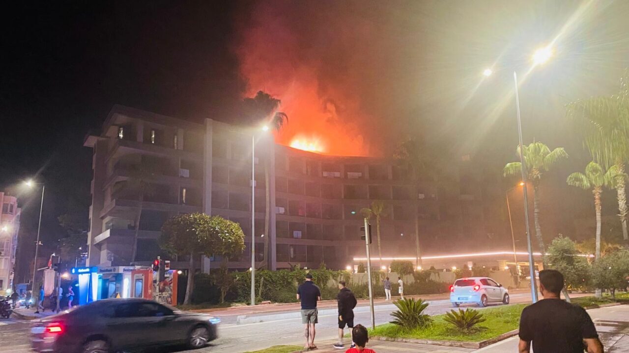 ANTALYA (AA) – Antalya'nın Alanya ilçesinde bir otelde çıkan yangın