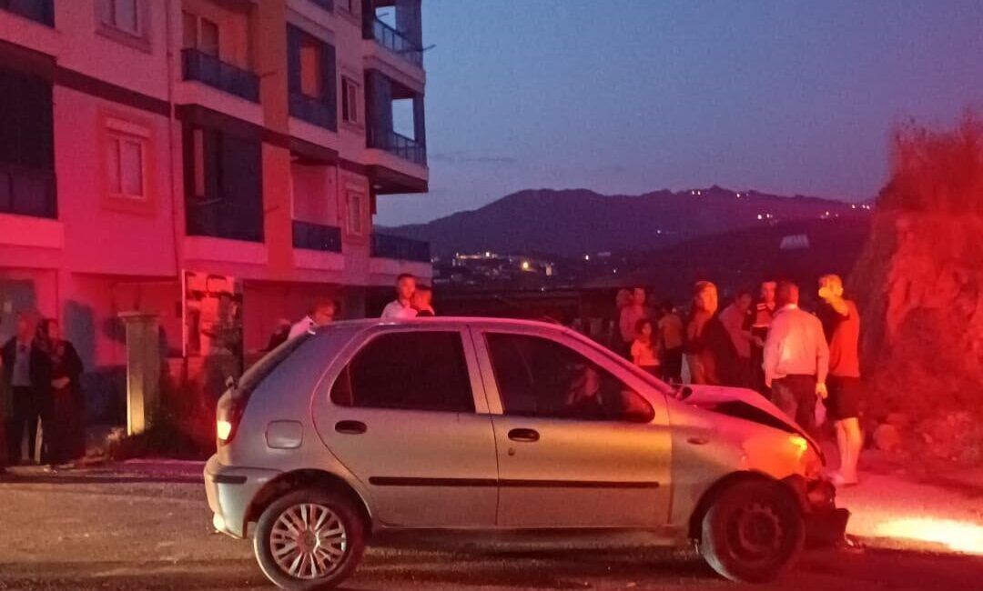 ANTALYA (AA) – Antalya'nın Alanya ilçesinde otomobil ile kamyonetin çarpıştığı