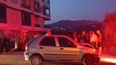 ANTALYA (AA) – Antalya'nın Alanya ilçesinde otomobil ile kamyonetin çarpıştığı