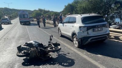 ANTALYA (AA) – Antalya'nın Alanya ilçesinde motosikletin park halindeki otomobile
