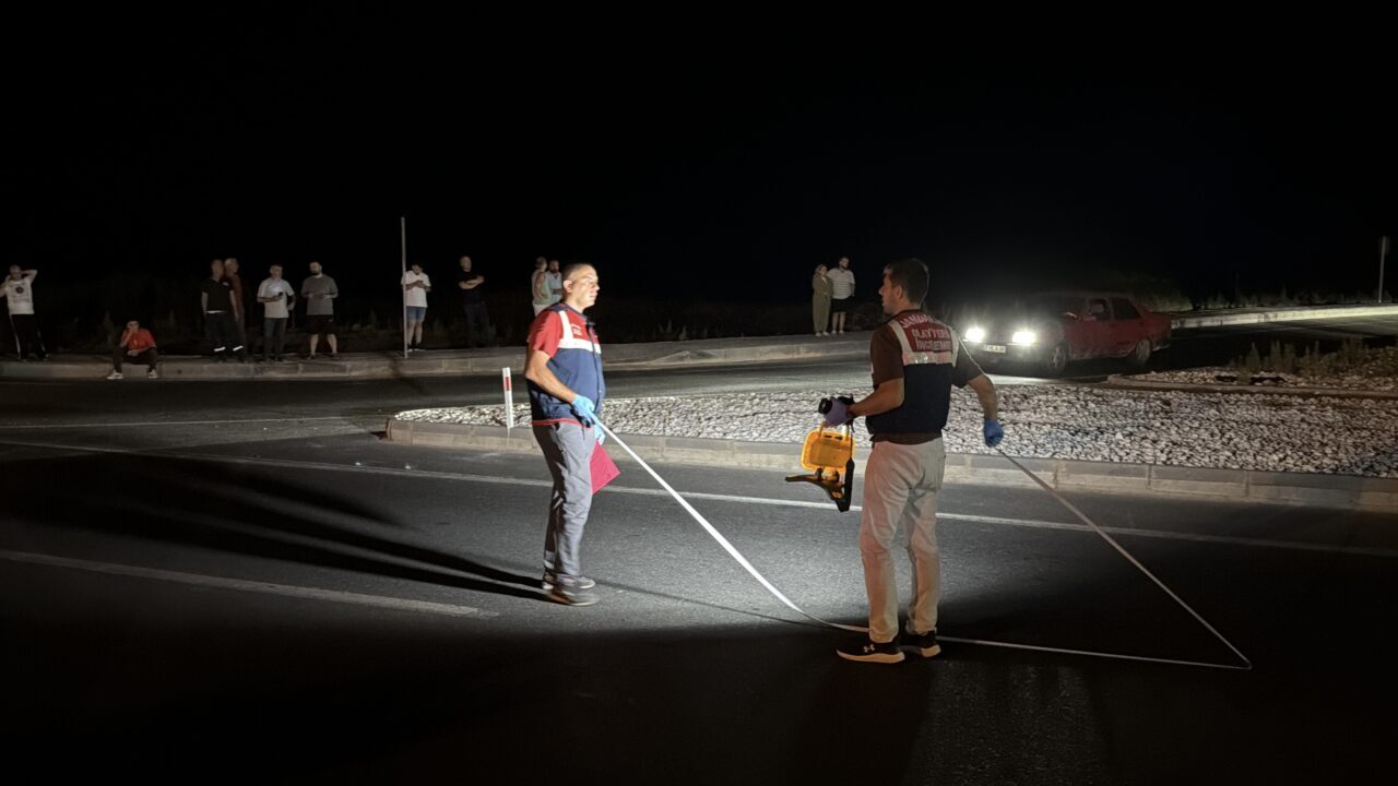 ANTALYA (AA) – Antalya'nın Alanya ilçesinde yolun karşısına geçmeye çalışırken
