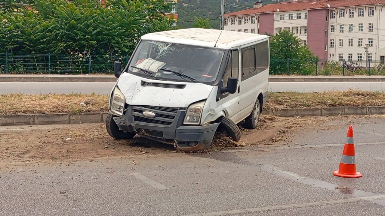 AMASYA (AA) – Amasya'nın Taşova ilçesinde, minibüsün aydınlatma direğine çarpması
