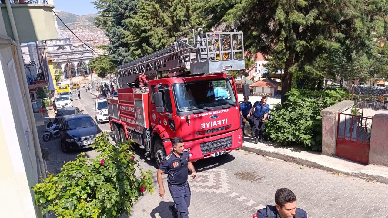 AMASYA (AA) – Amasya'da bir evde çıkan yangında dumandan etkilenen