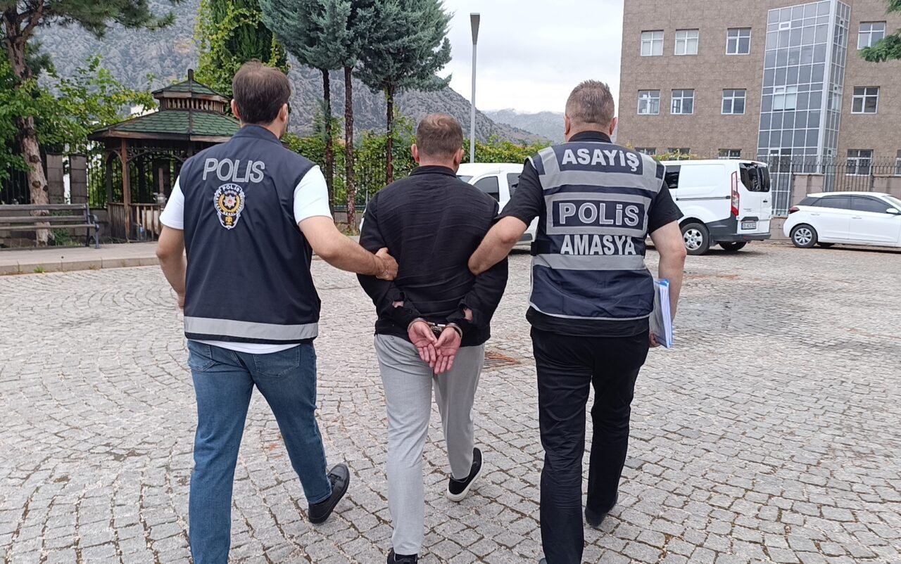 AMASYA (AA) – Amasya'da bir kuyumcudan el çabukluğuyla altın kolye