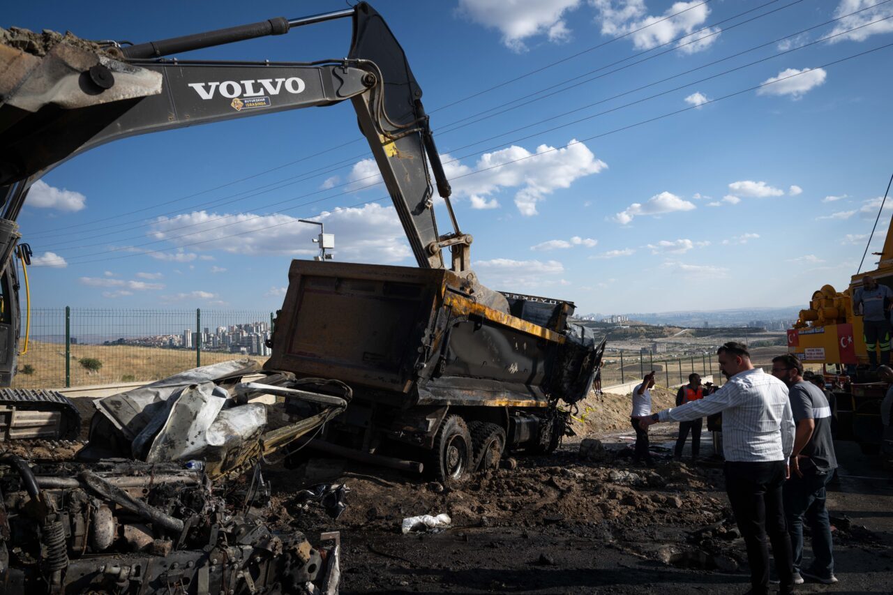 ANKARA (AA) – Ankara'nın Yenimahalle ilçesinde freni patlayan hafriyat kamyonunun,