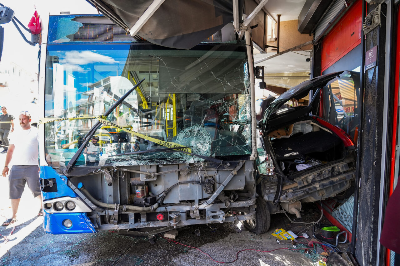 - Kazada ilk belirlemelere göre 5 kişi yaralandı, iş yerinin
