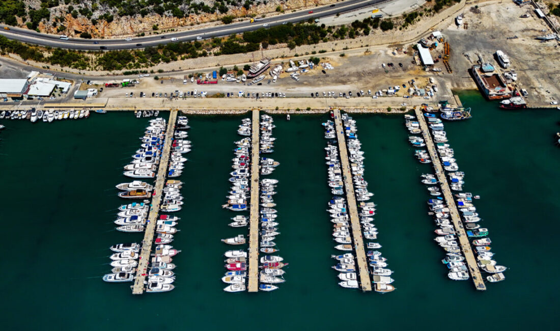 ANTALYA (AA) – Antalya'nın Konyaaltı ilçesindeki Antalya Balıkçı Barınağı'nda iskelelere
