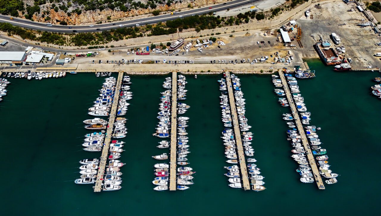 ANTALYA (AA) – Antalya'nın Konyaaltı ilçesindeki Antalya Balıkçı Barınağı'nda iskelelere