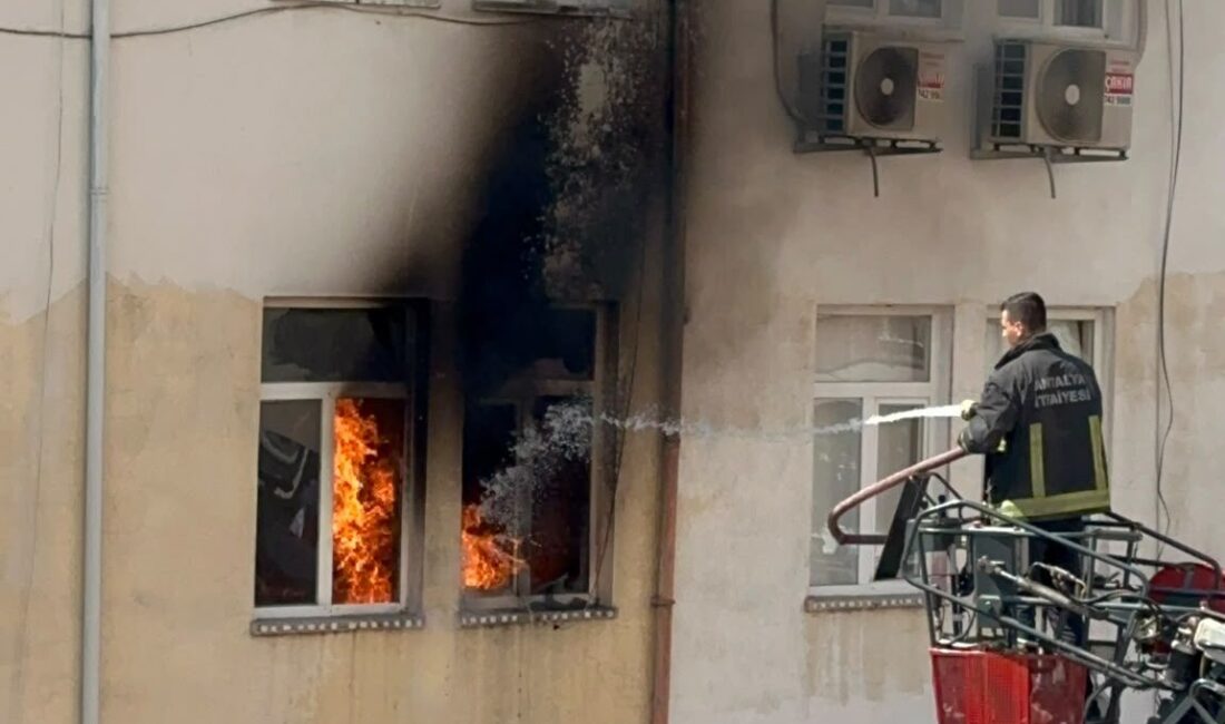 ANTALYA (AA) – Antalya'nın Manavgat ilçesinde apartman dairesinde çıkan yangın