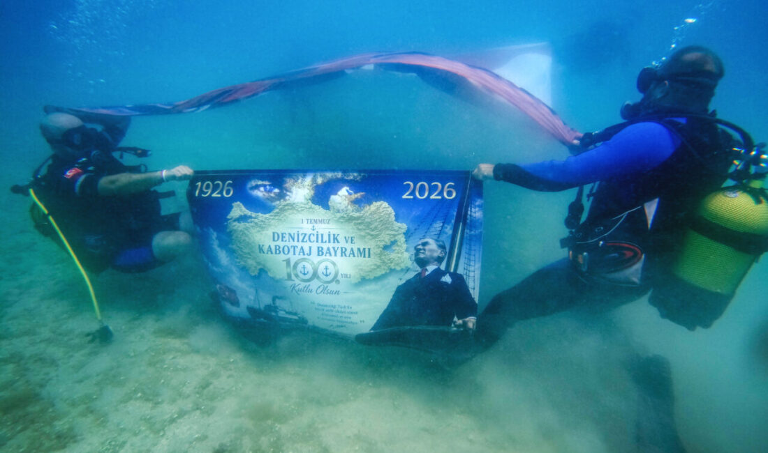 ANTALYA (AA) – Antalya'da dalgıçlar, 1 Temmuz Denizcilik ve Kabotaj