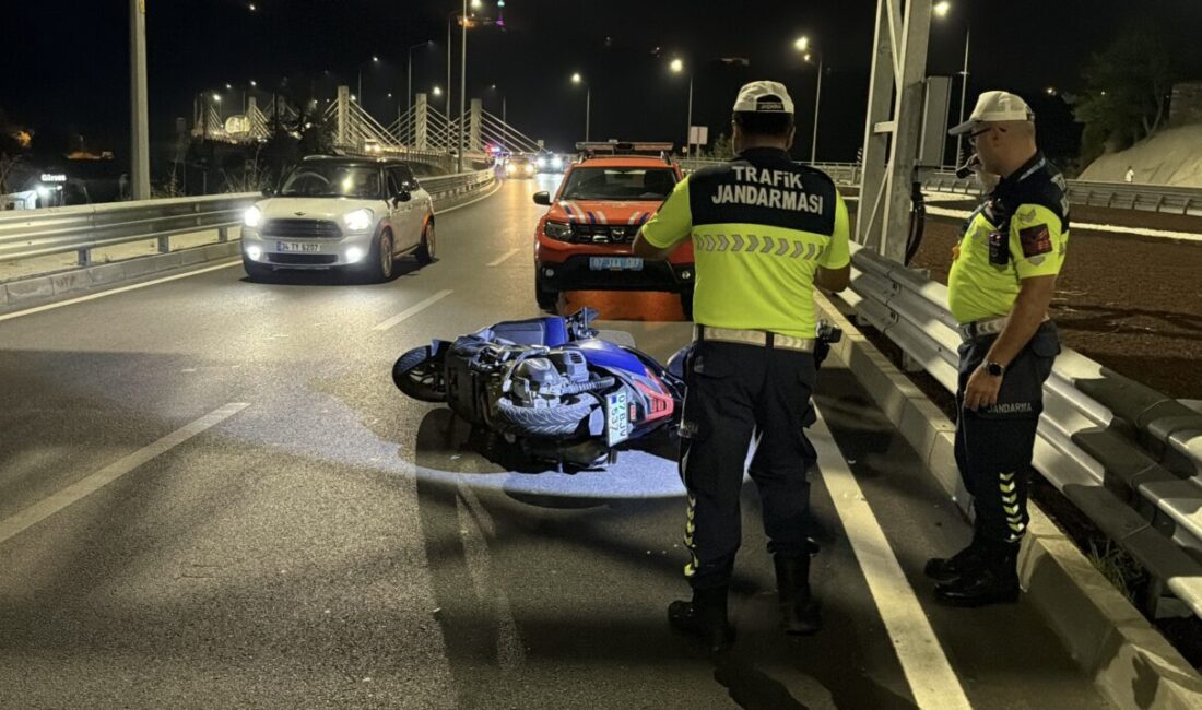 ANTALYA (AA) – Antalya'nın Alanya ilçesinde devrilen motosikletin sürücüsü hayatını