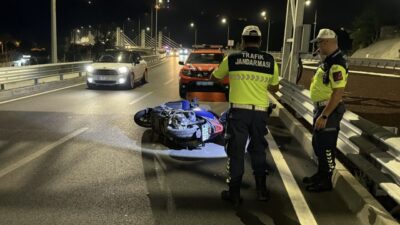 ANTALYA (AA) – Antalya'nın Alanya ilçesinde devrilen motosikletin sürücüsü hayatını