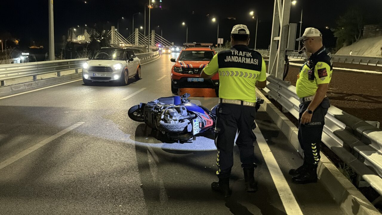 ANTALYA (AA) – Antalya'nın Alanya ilçesinde devrilen motosikletin sürücüsü hayatını