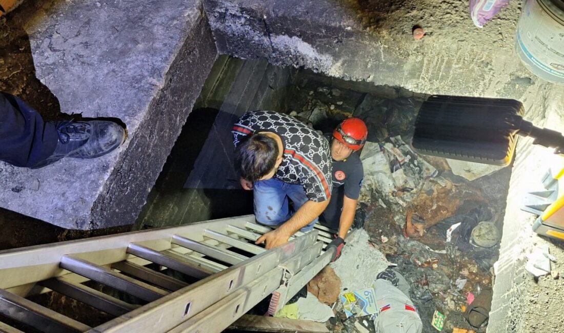 ANTALYA (AA) – Antalya'nın Muratpaşa ilçesinde inşaat halindeki binada boşluktan