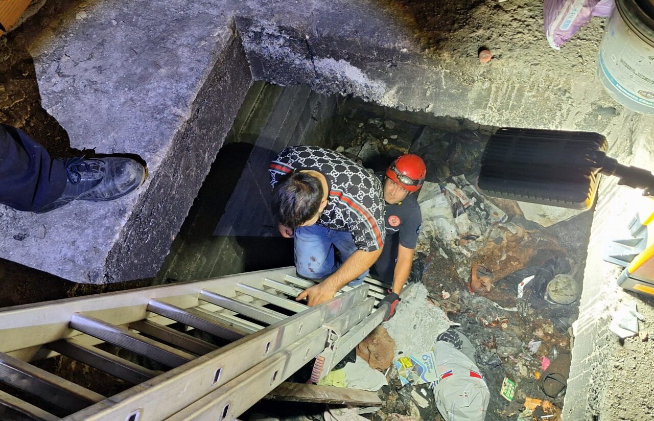 ANTALYA (AA) – Antalya'nın Muratpaşa ilçesinde inşaat halindeki binada boşluktan