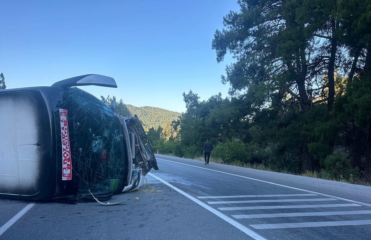 ANTALYA (AA) – Antalya'da tur otobüsü ile otomobilin çarpıştığı kazada