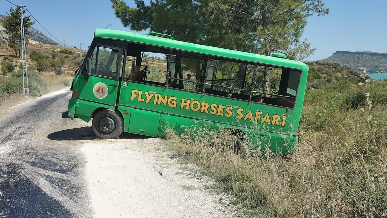 ANTALYA (AA) – Antalya'nın Manavgat ilçesinde turistleri taşıyan safari aracının