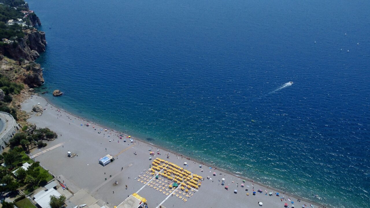 ANTALYA (AA) – Antalya'da etkisini sürdüren sıcak hava ve yüksek