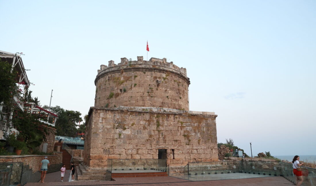 ANTALYA (AA) – Antalya Büyükşehir Belediyesince yürütülen Hıdırlık Kulesi Çevresi