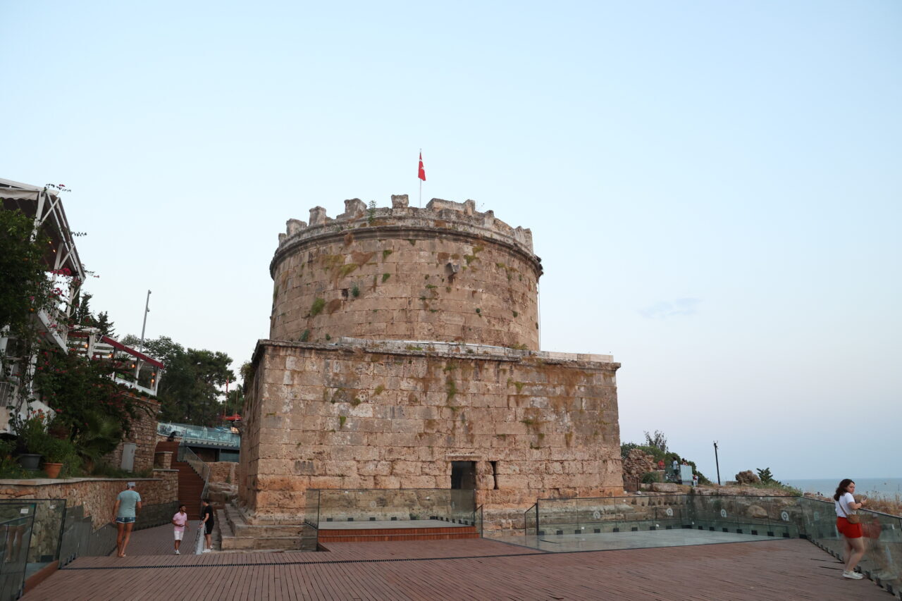 ANTALYA (AA) – Antalya Büyükşehir Belediyesince yürütülen Hıdırlık Kulesi Çevresi
