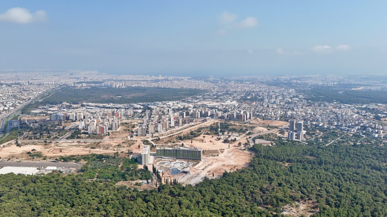 ANTALYA (AA) – Nem oranının yüzde 88'e ulaştığı Antalya'da, sıcak