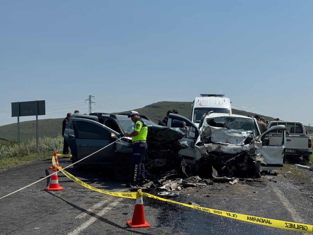 ARDAHAN (AA) – Ardahan'da hafif ticari araç ile SUV tipi