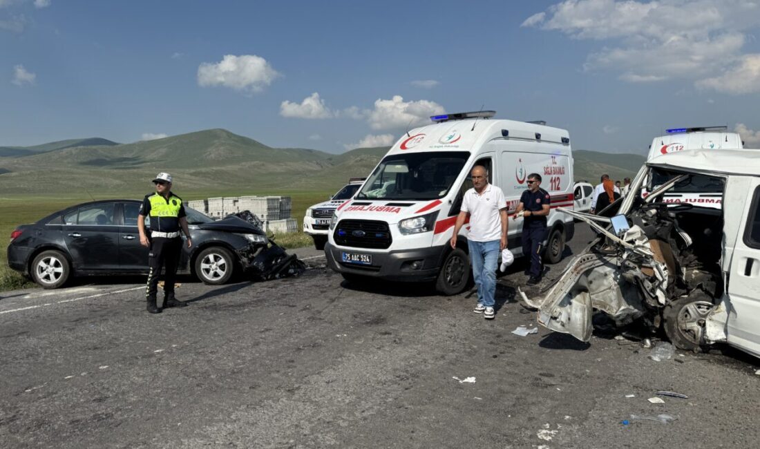 ARDAHAN (AA) – Ardahan'da panelvan ile otomobilin çarpışması sonucu 7