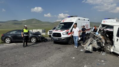 ARDAHAN (AA) – Ardahan'da panelvan ile otomobilin çarpışması sonucu 7