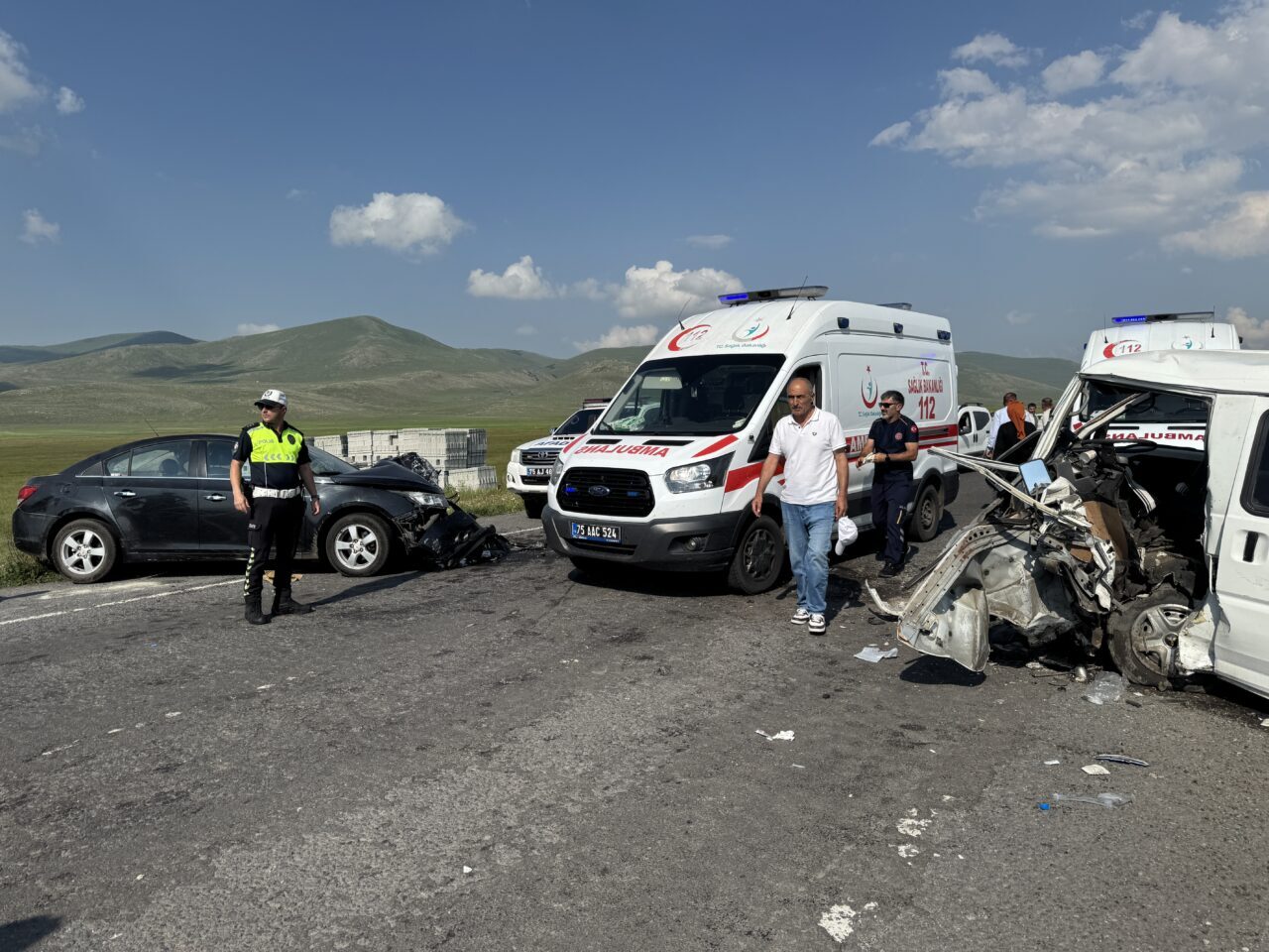 ARDAHAN (AA) – Ardahan'da panelvan ile otomobilin çarpışması sonucu 7