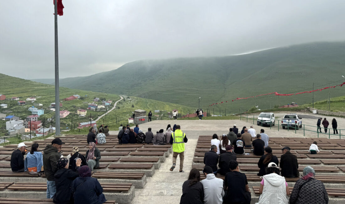 ARDAHAN (AA) – Ardahan'ın Damal ilçesinde oluşan Atatürk silüetini izlemek