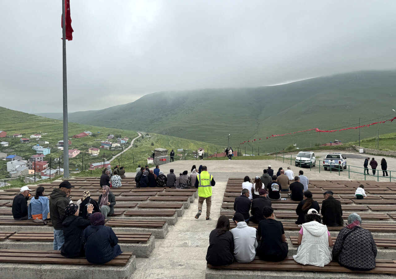 ARDAHAN (AA) – Ardahan'ın Damal ilçesinde oluşan Atatürk silüetini izlemek