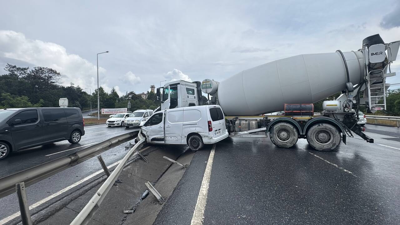 İSTANBUL (AA) – Arnavutköy'de beton mikseriyle hafif ticari aracın çarpışması