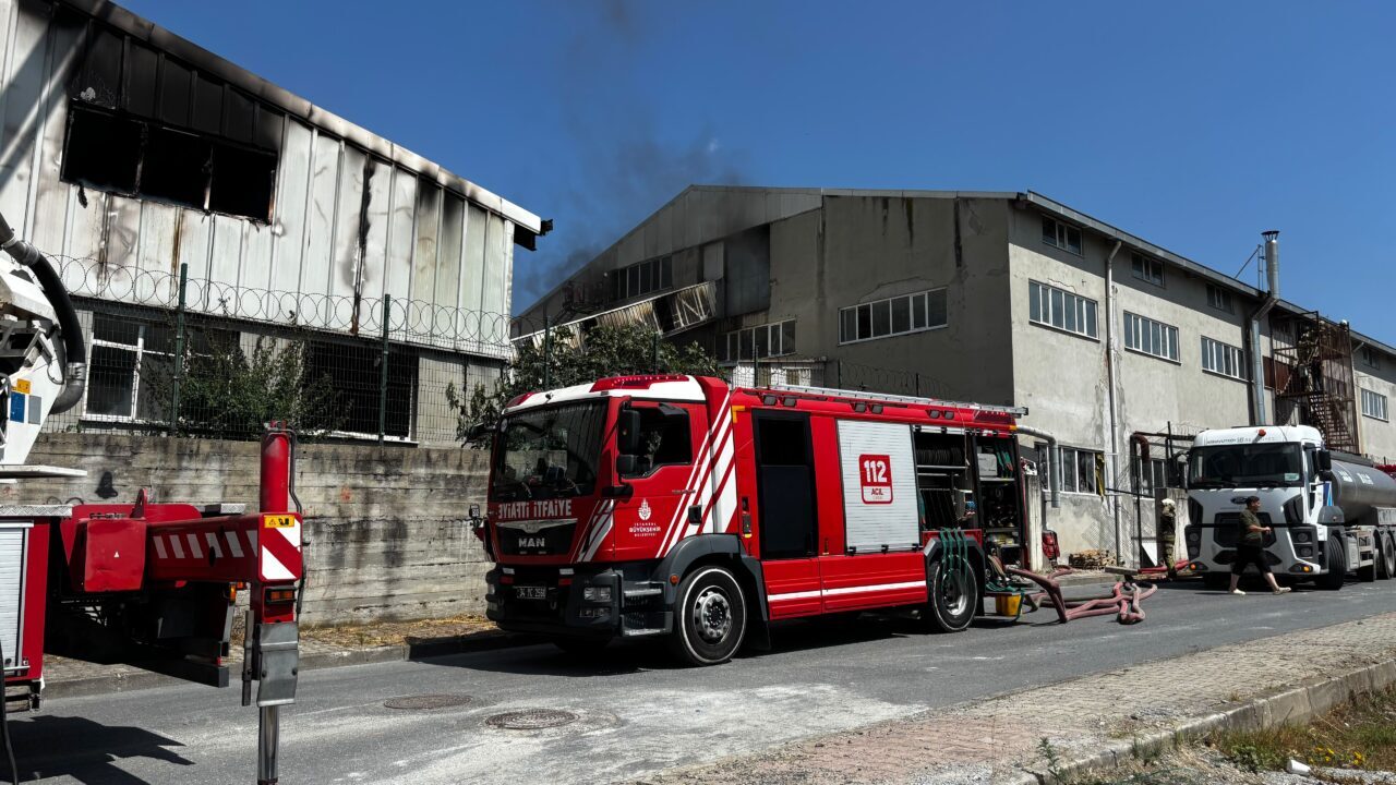 İSTANBUL (AA) – Arnavutköy'de bir fabrikada çıkan yangına itfaiye ekiplerince