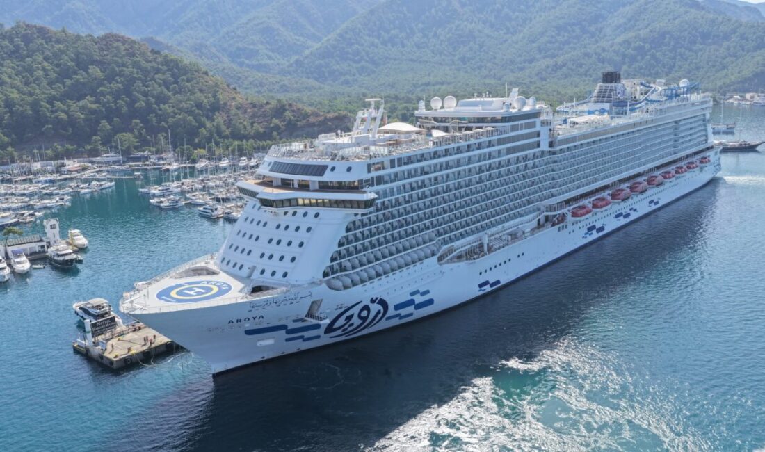 MUĞLA (AA) – Malta bayraklı "Aroya" adlı kruvaziyer, Muğla'nın Marmaris