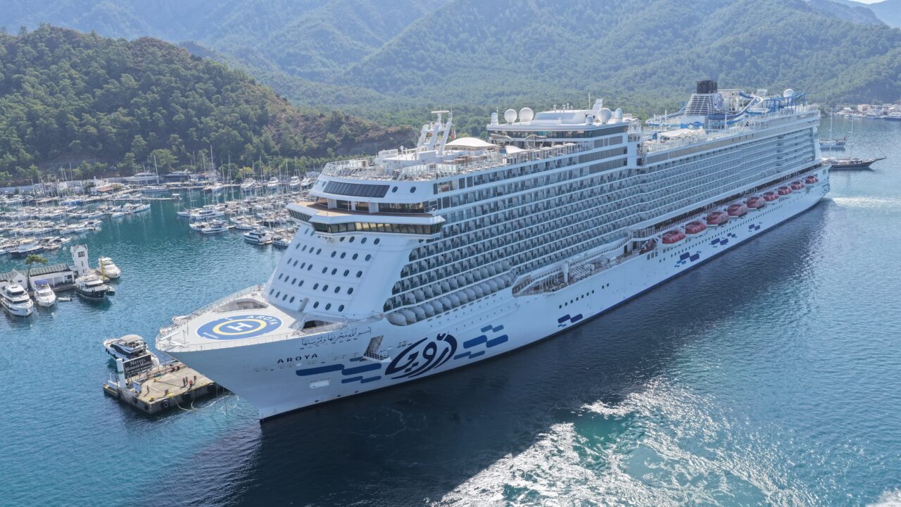 MUĞLA (AA) – Malta bayraklı "Aroya" adlı kruvaziyer, Muğla'nın Marmaris