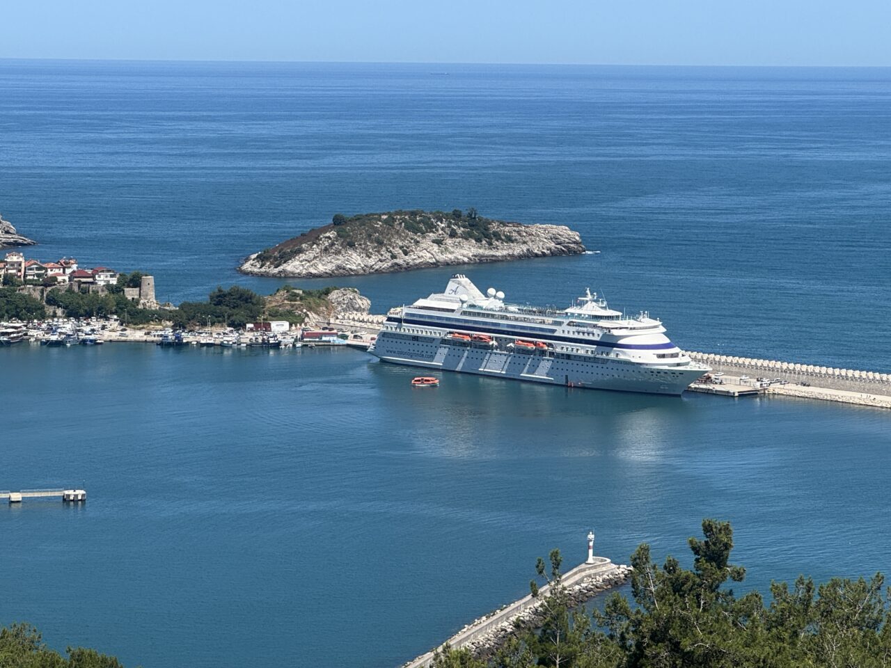 BARTIN (AA) – Rusya'nın Soçi kentinden hareket eden "Astoria Grande"