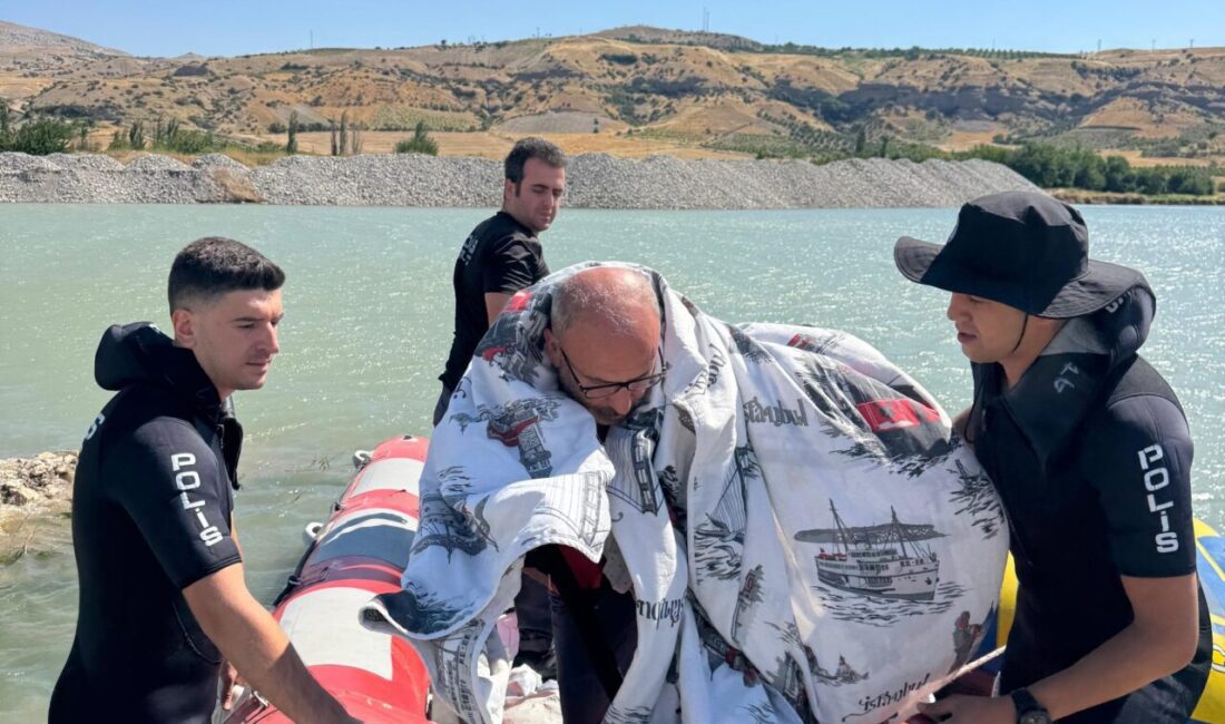 ADIYAMAN (AA) – Adıyaman'ın Kahta ilçesinde Atatürk Barajı Göleti'nde botunun