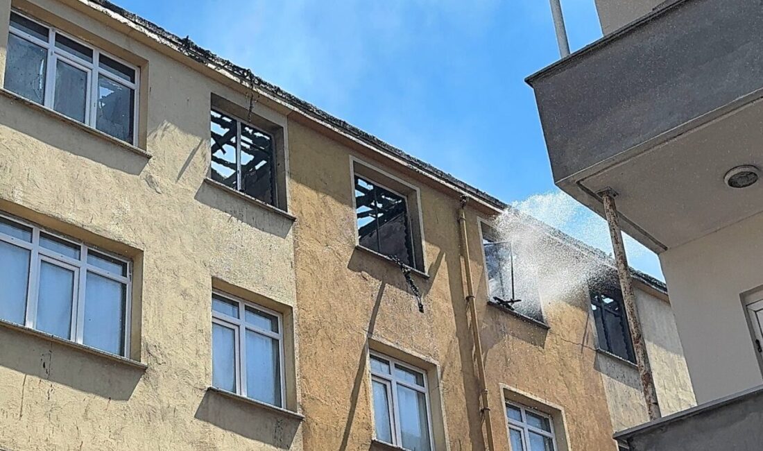 İSTANBUL (AA) – Avcılar'da 4 katlı binanın çatı katında çıkan