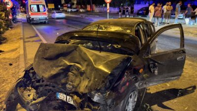 AYDIN (AA) – Aydın'ın Söke ilçesinde otomobilin ağaca çarpması sonucu