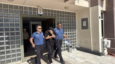 AYDIN (AA) – Aydın'ın Efeler ilçesinde iki otomobilin çarpışması sonucu