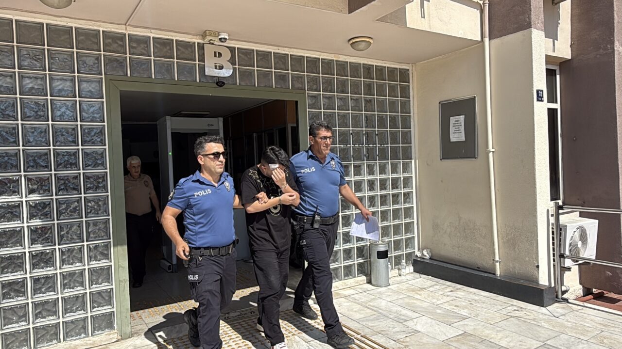 AYDIN (AA) – Aydın'ın Efeler ilçesinde iki otomobilin çarpışması sonucu