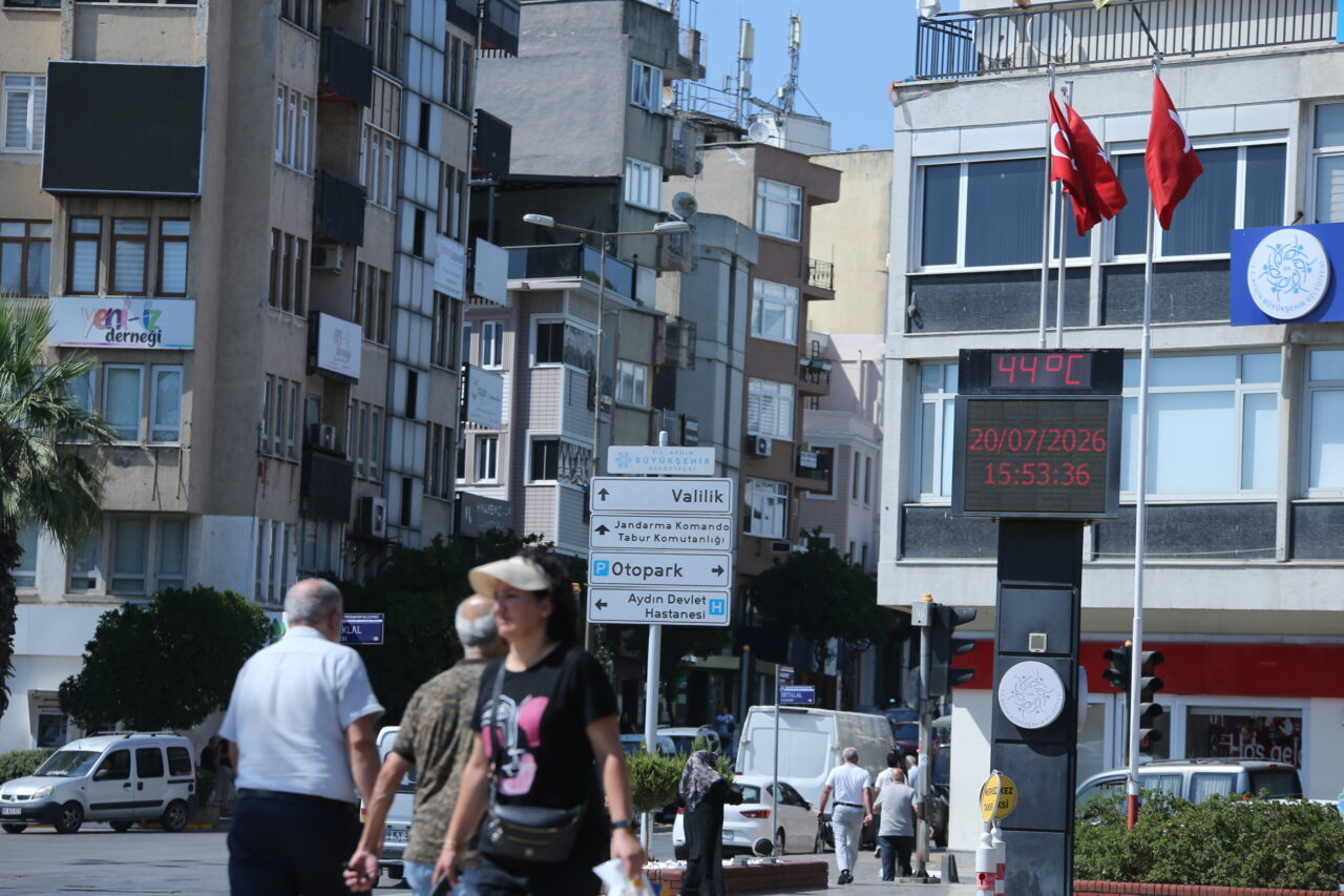 AYDIN (AA) – Aydın'da sıcak hava günlük yaşamı olumsuz etkiliyor.
