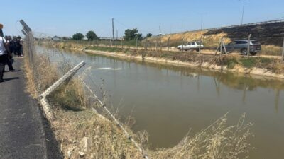AYDIN (AA) – Aydın'ın Efeler ilçesinde sulama kanalına düşen otomobildeki