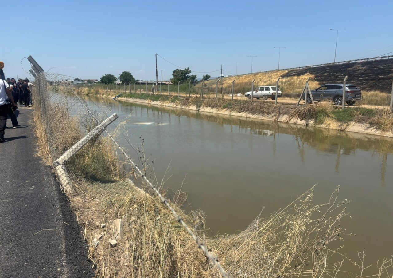 AYDIN (AA) – Aydın'ın Efeler ilçesinde sulama kanalına düşen otomobildeki